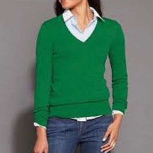 NWOT Tommy Hilfiger women’s V-neck sweater (Sz S)